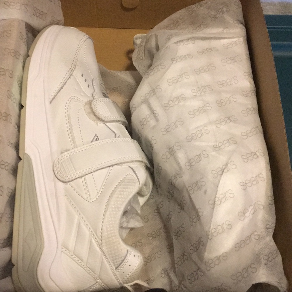 9W Everlast white leather shoes.